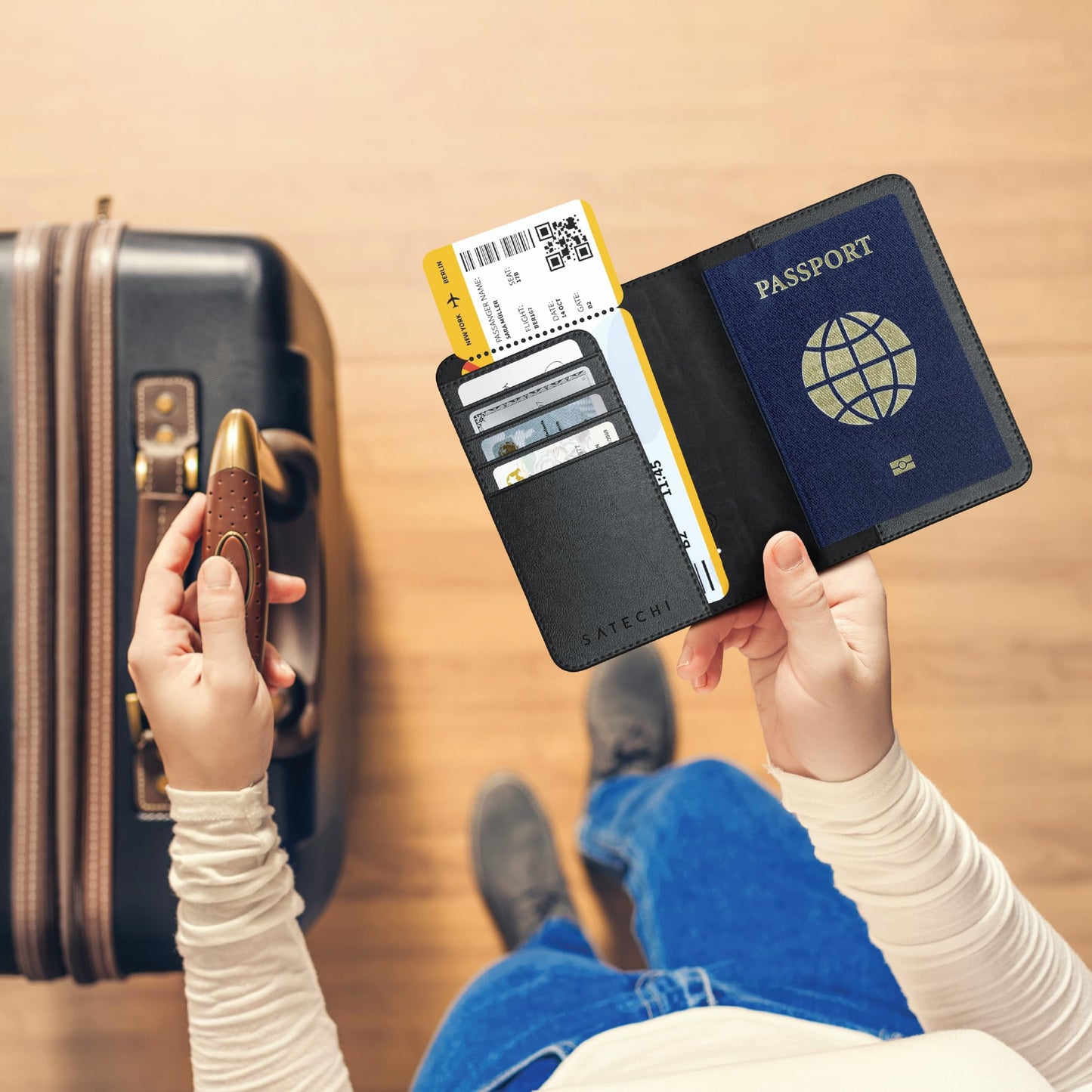 Satechi Passport Holder for Travel with tracking technology